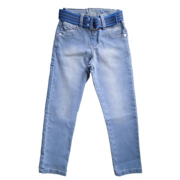 calca-menino-jeans-claro-com-cinto-azul-e-cinza