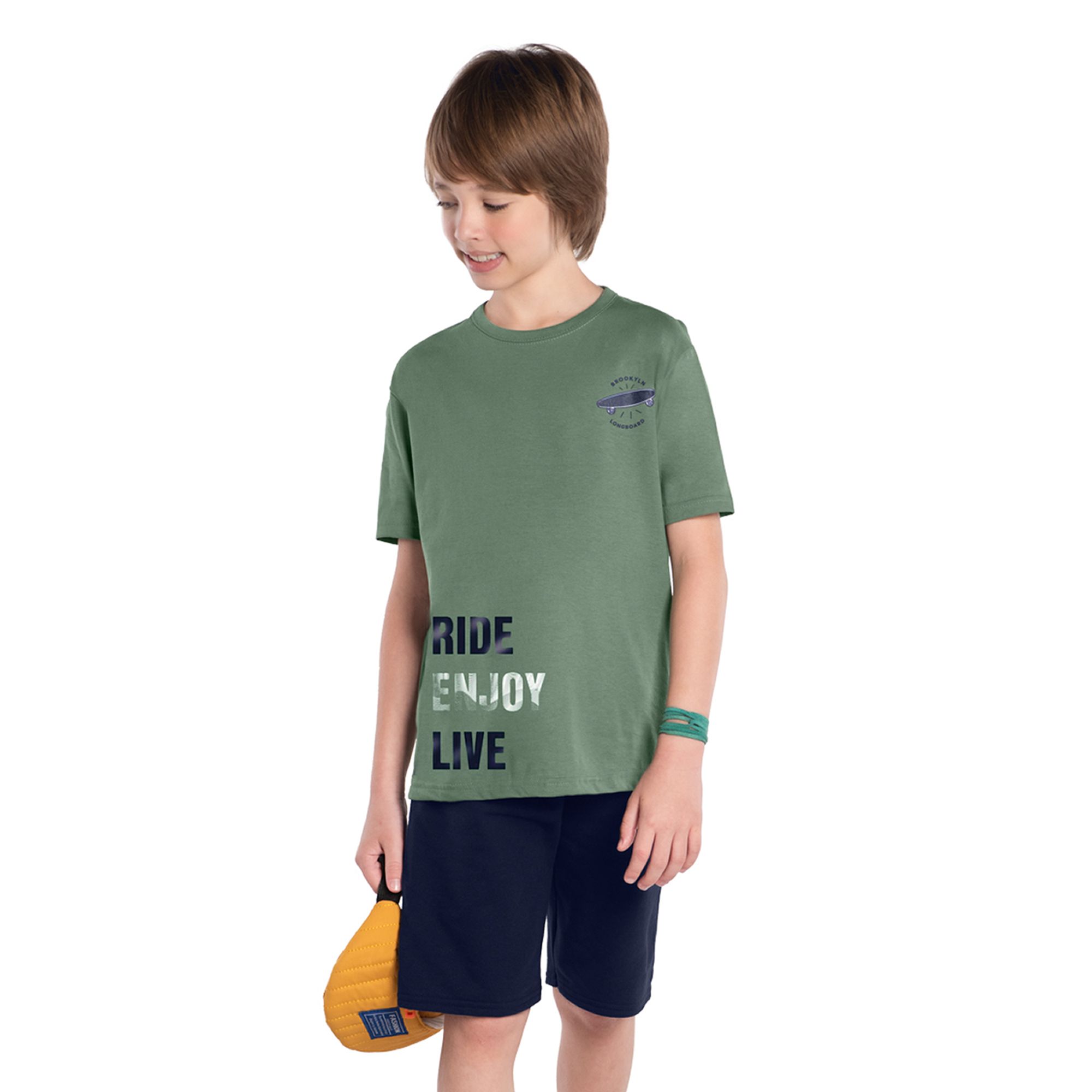 conjunto-meninos-camiseta-pistache-skate-e-bermuda-azul-marinho