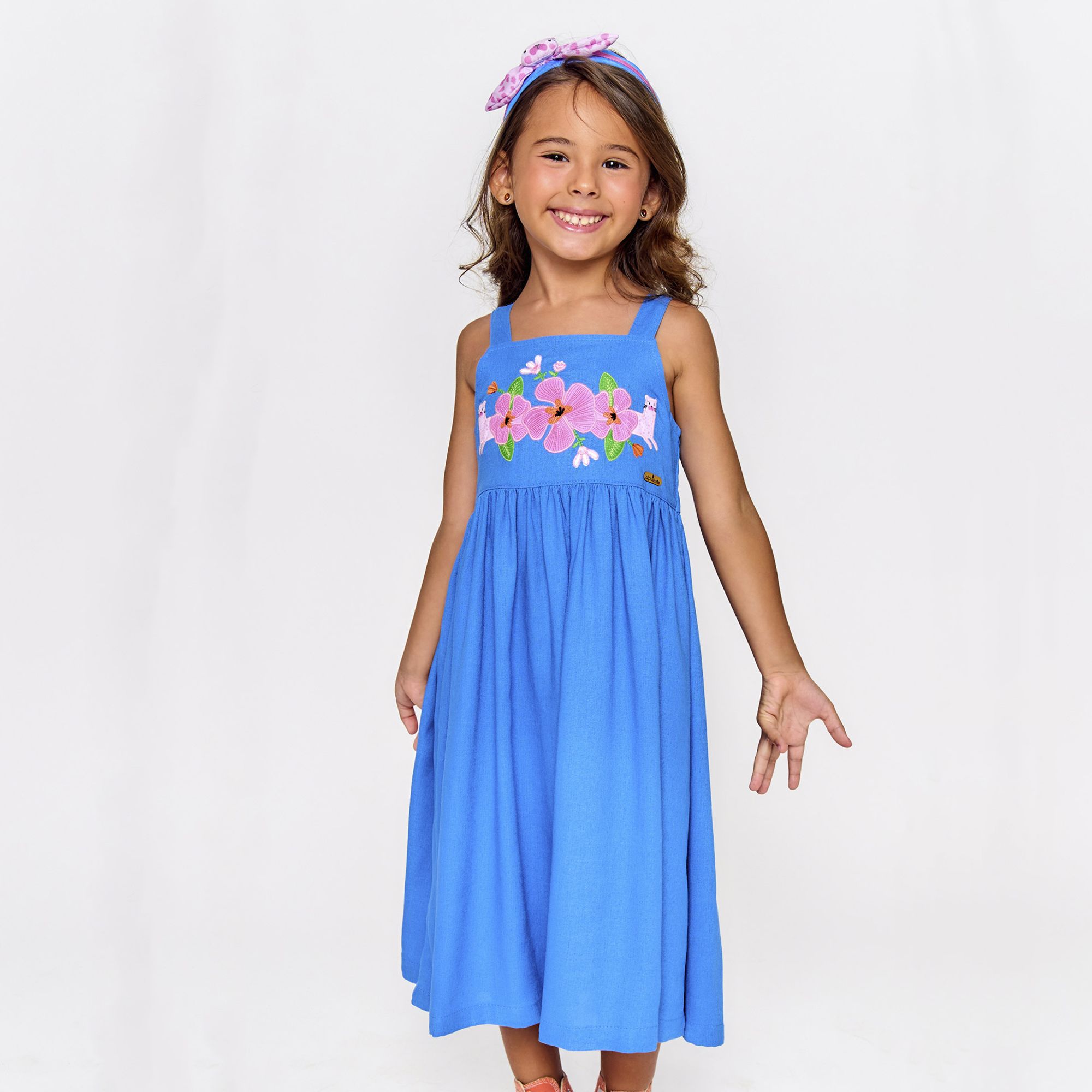 Vestido-Infantil-Linho-Azul-Bordado-Florescendo-Coracoes